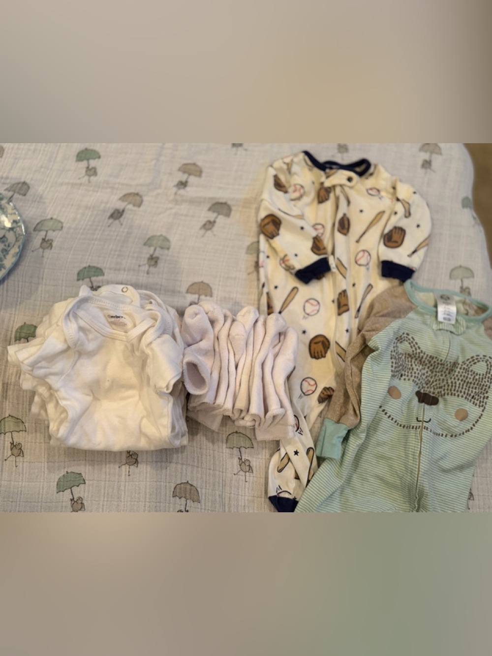 Gerber bundle  5 White Onesies, Baseball Print &Mint Striped Sleeper 6 or socks